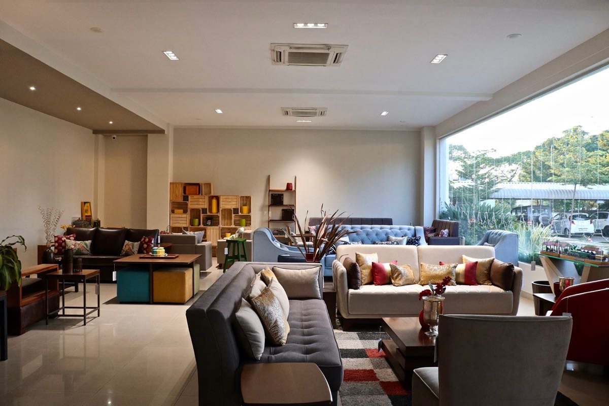 Sofa, bàn nước và kệ gỗ trong gian trưng bày nội thất